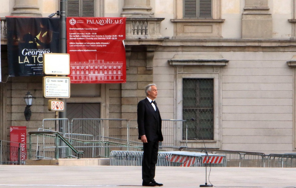Bocelli canta al Duomo di Milano senza pubblico