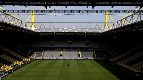 "Bundesliga, Ministero del Lavoro ai calciatori: giocare con mascherina"