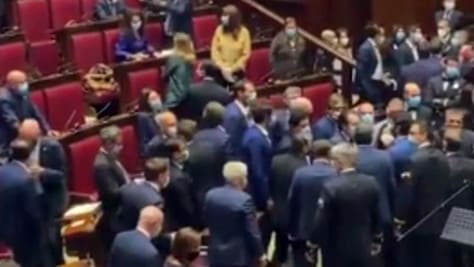 La Camera degli ultrà, assembramenti e risse fra politici