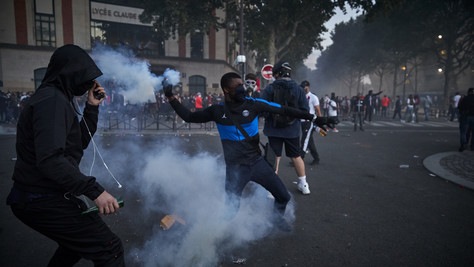 Psg battuto, incidenti a Parigi tra tifosi e polizia: 148 arresti