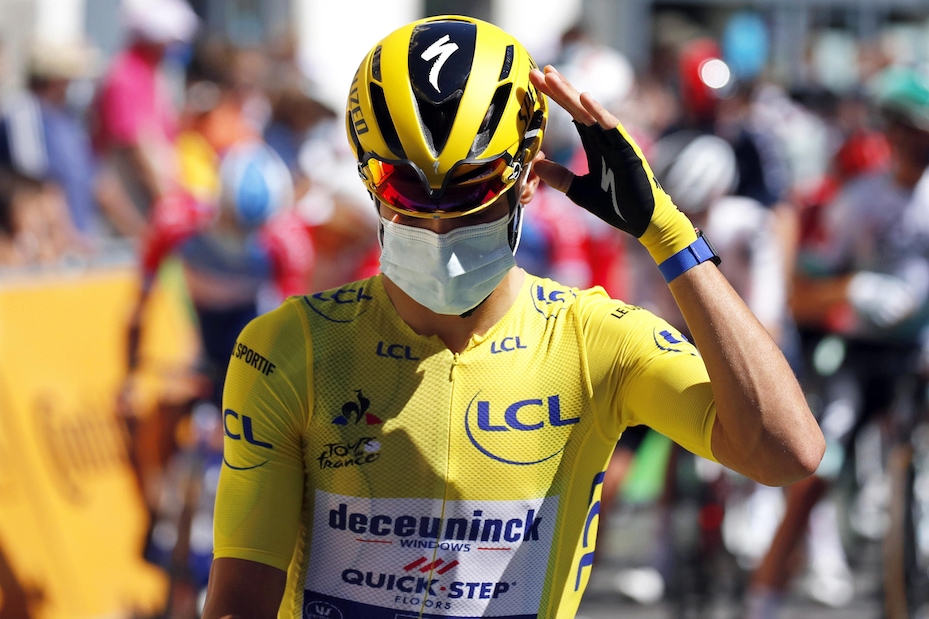 Clamoroso al Tour, Alaphilippe penalizzato: Yates nuova maglia gialla