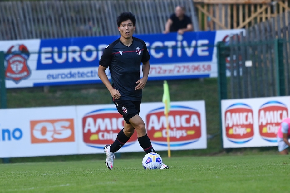 Bologna, la chiave per la difesa è Tomiyasu centrale
