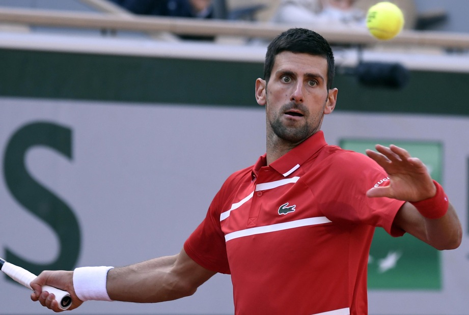 Roland Garros: Djokovic al terzo turno, avanza anche Tsitsipas