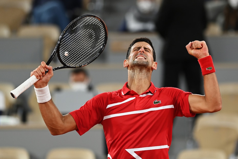 Djokovic ai quarti del Roland Garros. Passa anche Tsitsipas