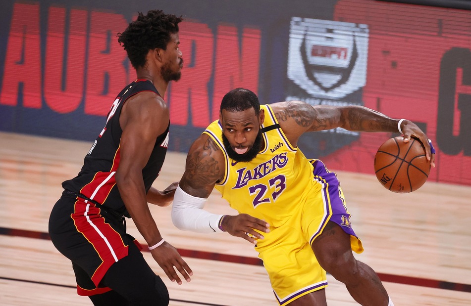 LeBron James show, i Lakers battono Miami e si avvicinano al titolo NBA