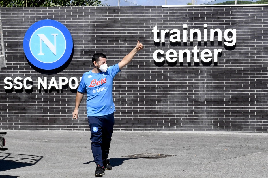 Napoli, tutti negativi al nuovo giro di tamponi