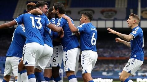 Premier League, che derby per Ancelotti: 2-2 fra Everton e Liverpool. Il City batte l'Arsenal