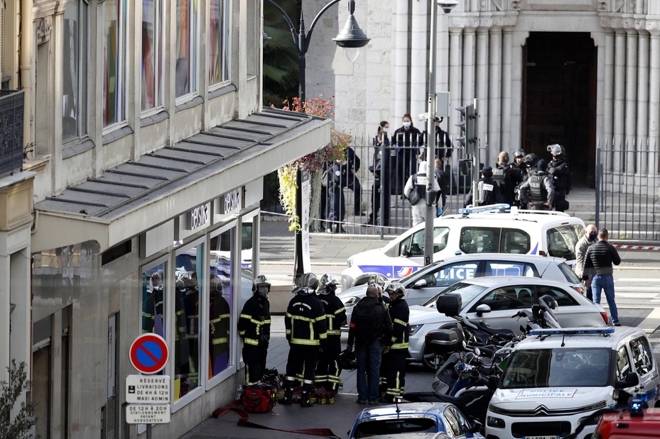 Attentato shock a Nizza: tre morti, una donna decapitata
