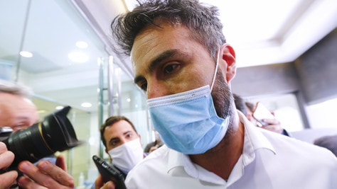 "Maradona, la tac è eccellente. Cammina e parla, può uscire presto"