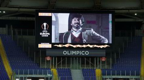 Roma, il ricordo per Gigi Proietti: video sui maxi schermi e lutto al braccio