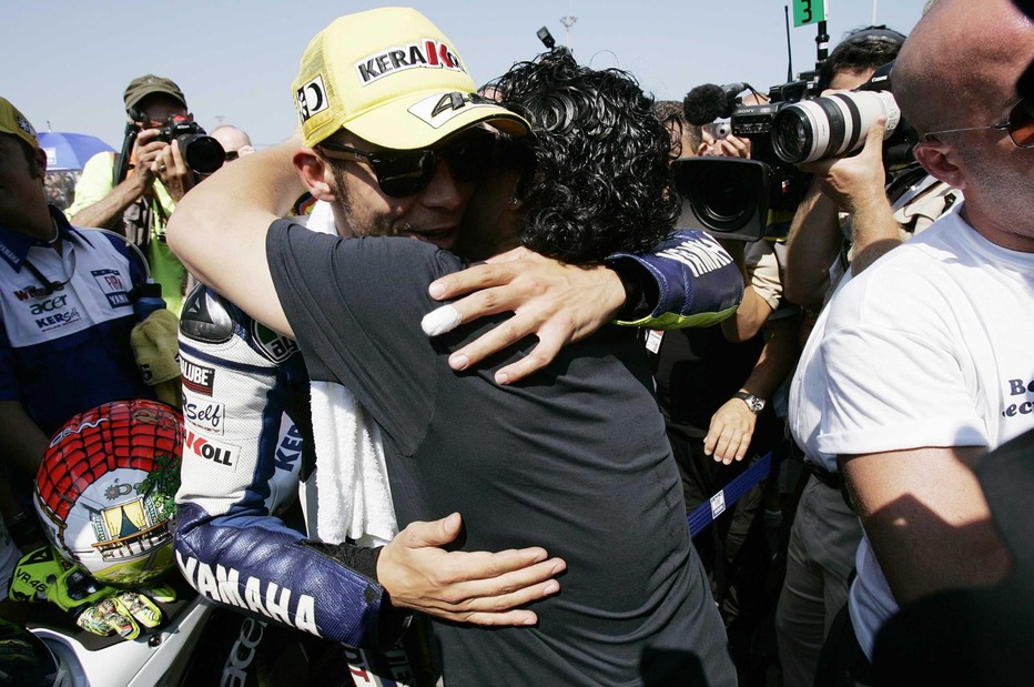 Valentino Rossi ricorda Maradona: "Ciao Diego, mago de la pelota"