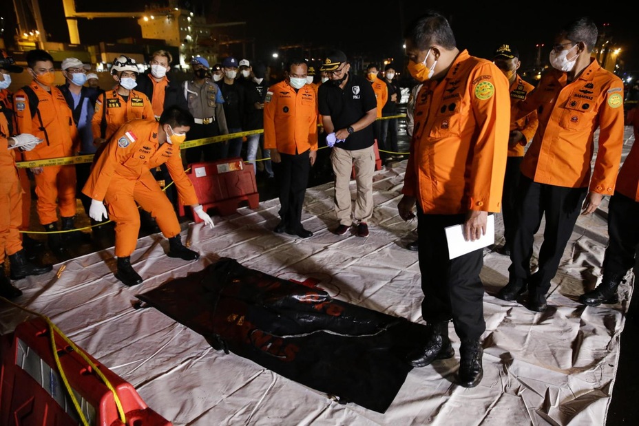Indonesia, trovati resti umani nell'aereo caduto Indonesia, trovati resti umani nell'aereo caduto