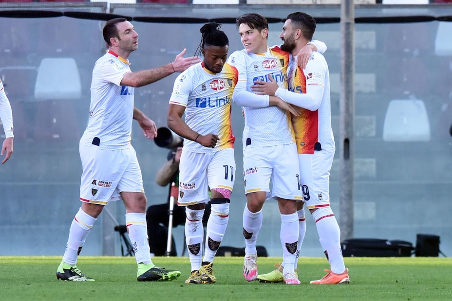 Reggina-Lecce 0-1, decide Stapinski. Menez sbaglia un rigore