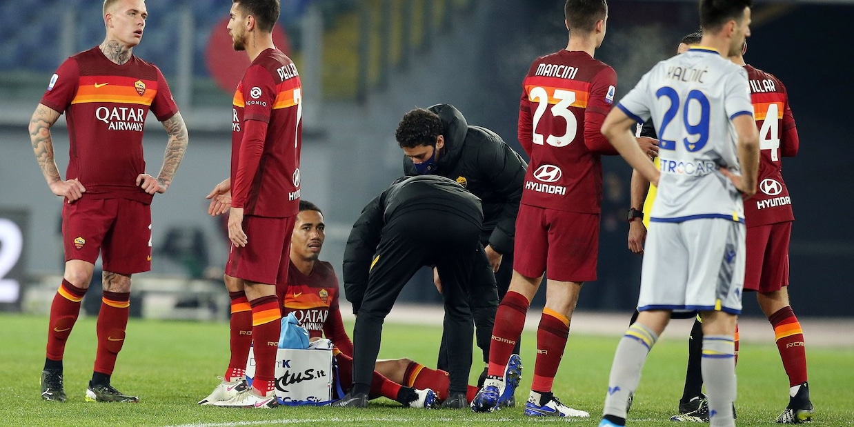 Roma, lesione per Smalling: salta la Juve