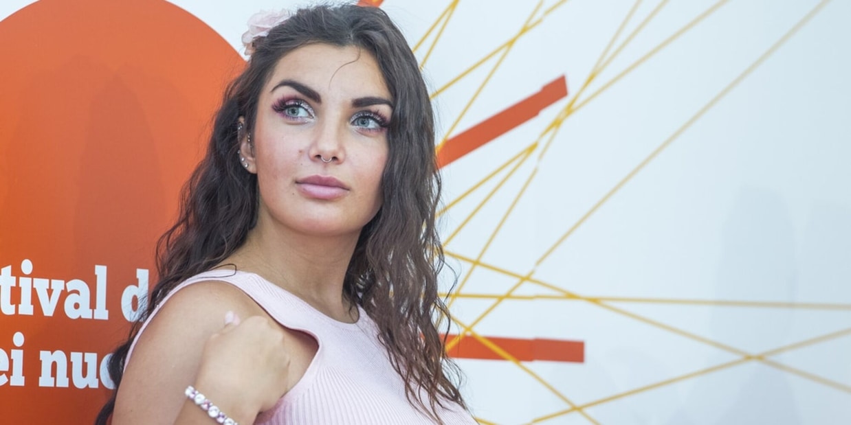 Caos Elettra Lamborghini: scoppia il caso per gli scatti senza veli