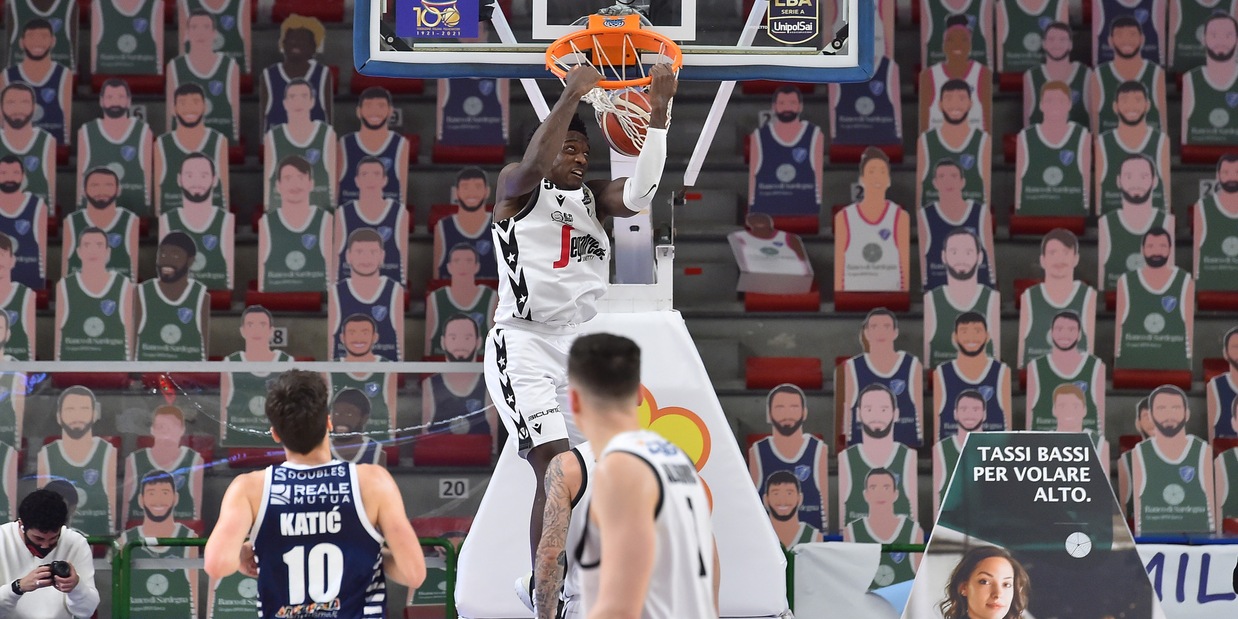 La Virtus Bologna annienta Sassari, Banks trascina la Fortitudo La Virtus Bologna annienta Sassari, Banks trascina la Fortitudo