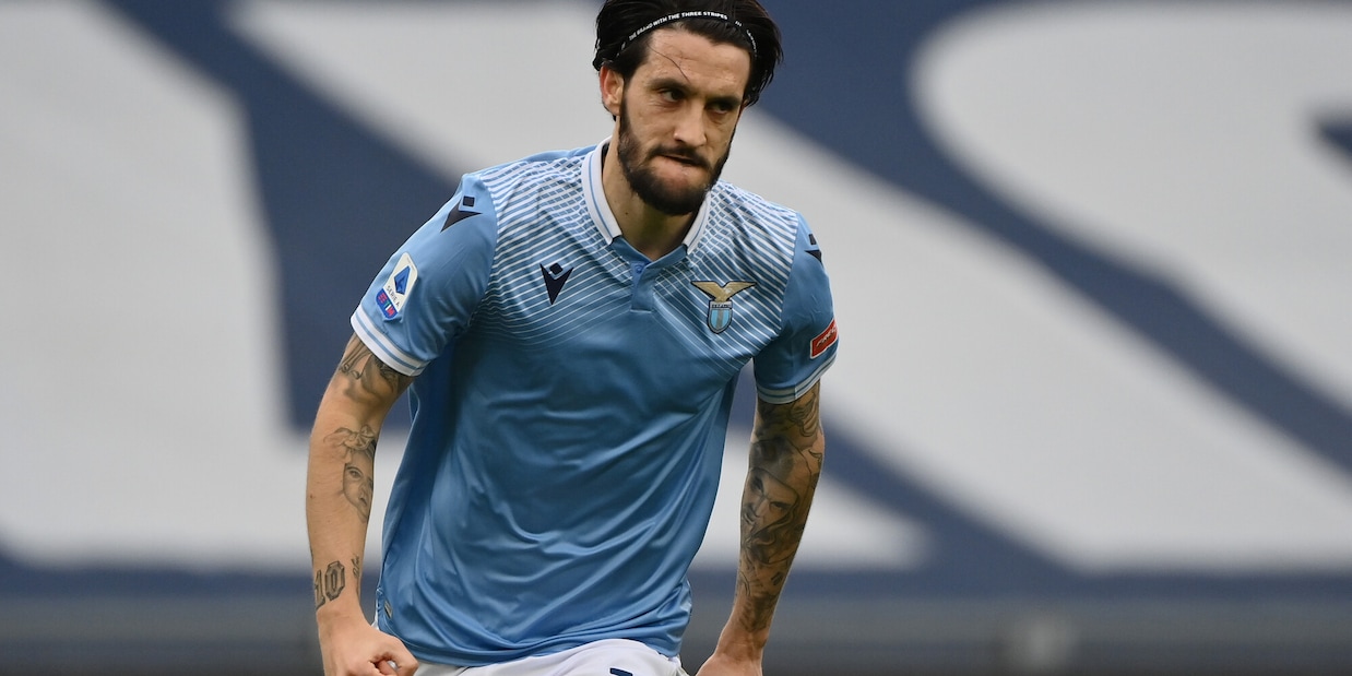 Luis Alberto, maglia gettata dopo il cambio