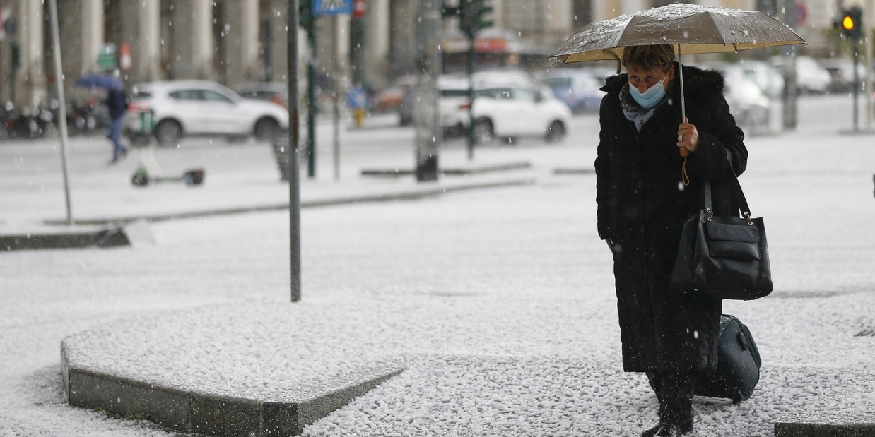 Violenta grandinata a Roma, strade imbiancate e disagi