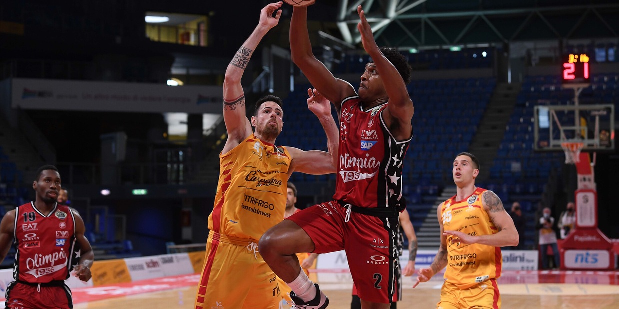 Milano espugna in volata Pesaro col solito LeDay Milano espugna in volata Pesaro col solito LeDay