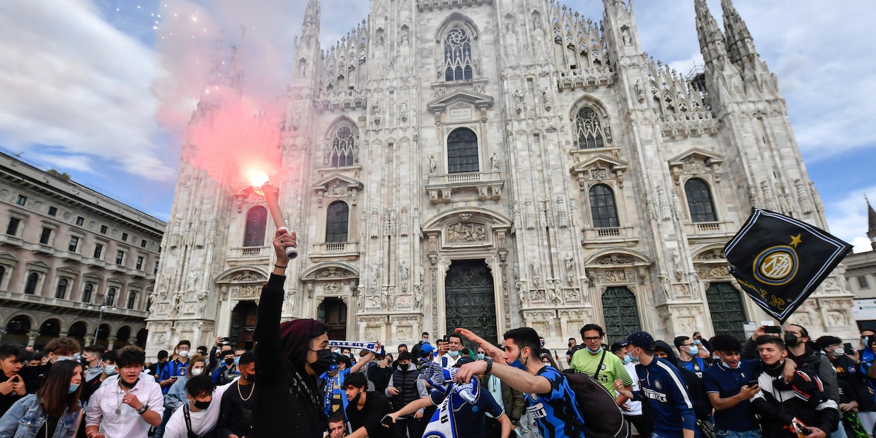 Inter campione d'Italia: al Duomo esplode la festa