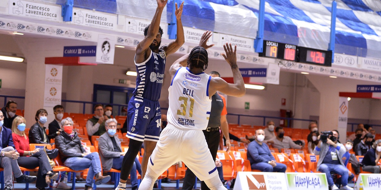 Sassari sfrutta l'occasione e batte Brindisi 97-90 Sassari sfrutta l'occasione e batte Brindisi 97-90