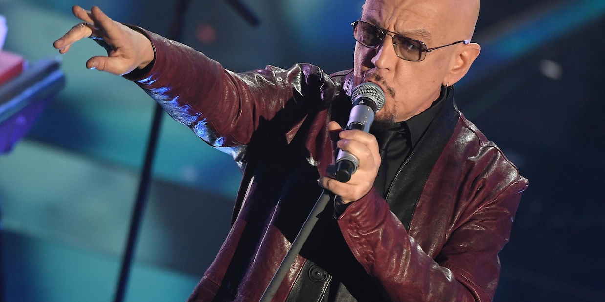 Enrico Ruggeri all'attacco: "Mascherine all'aperto? Schiavitù mentale"