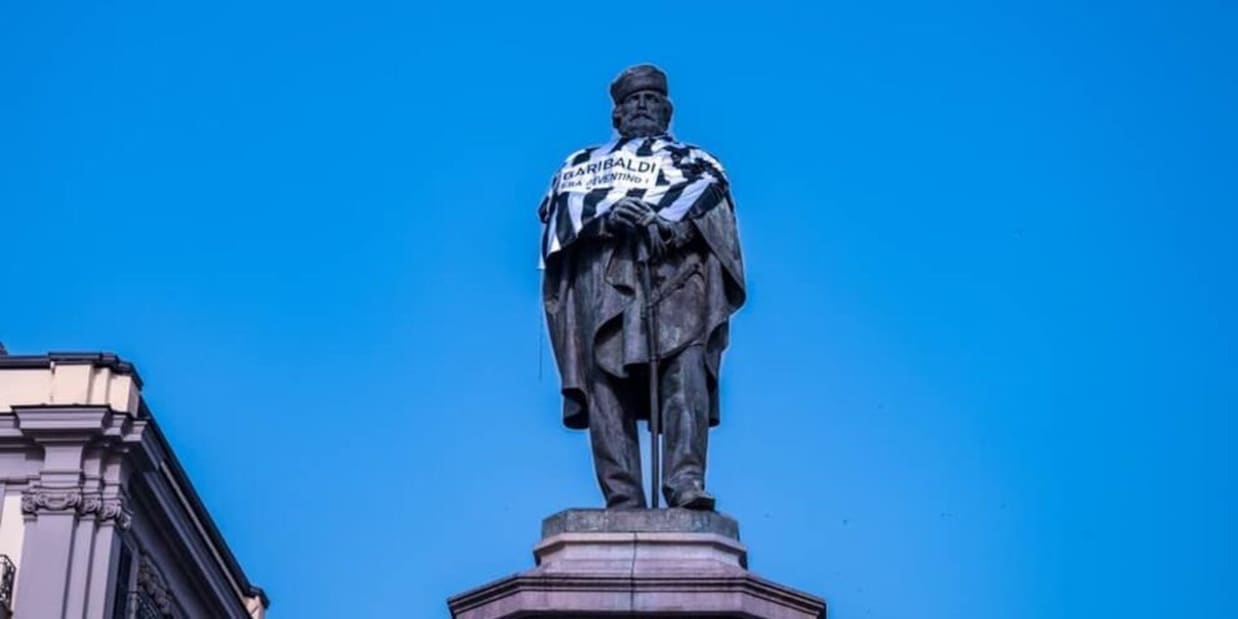 Garibaldi juventino: a Napoli spunta la maglia bianconera sulla statua