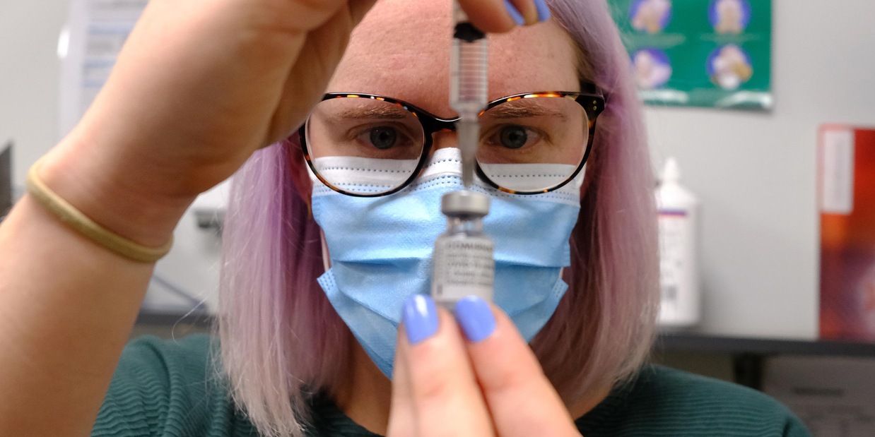 Covid, Israele: "Vaccino Pfizer meno efficace contro variante Delta"