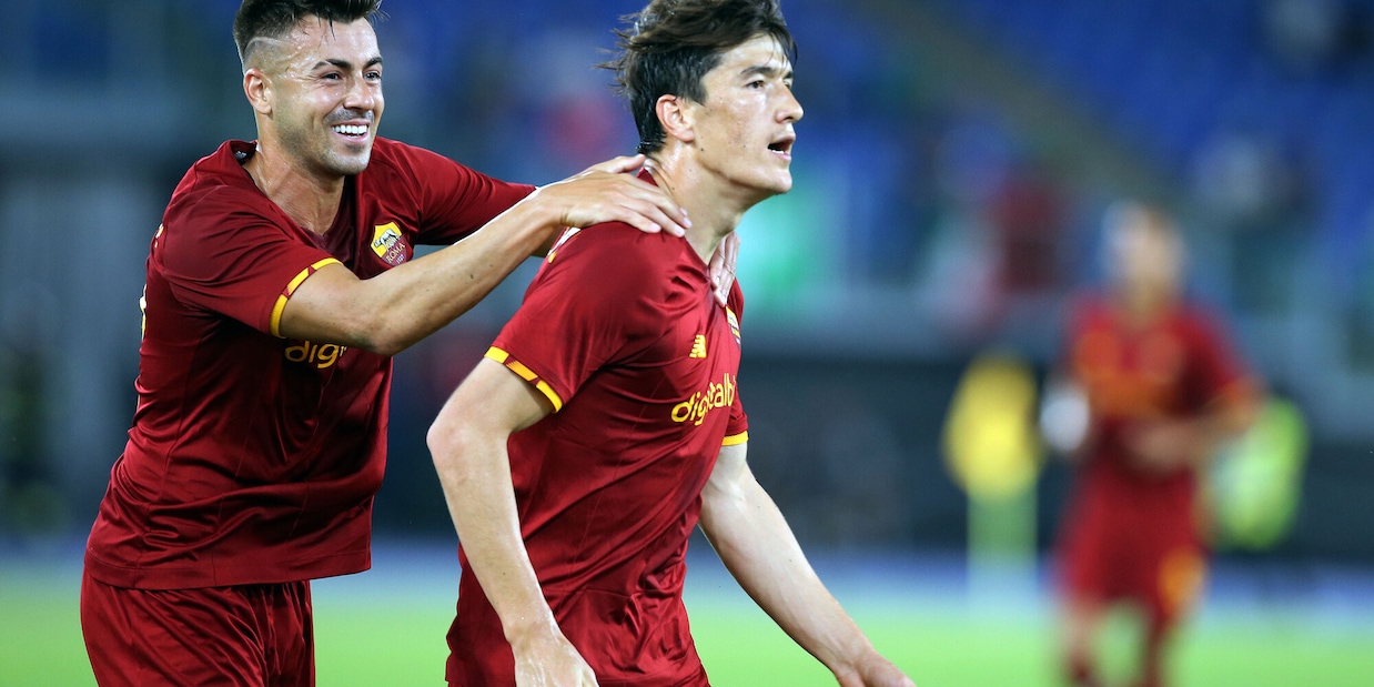 Roma, festa all’Olimpico con i tifosi e Mourinho: battuto il Raja Casablanca 5-0