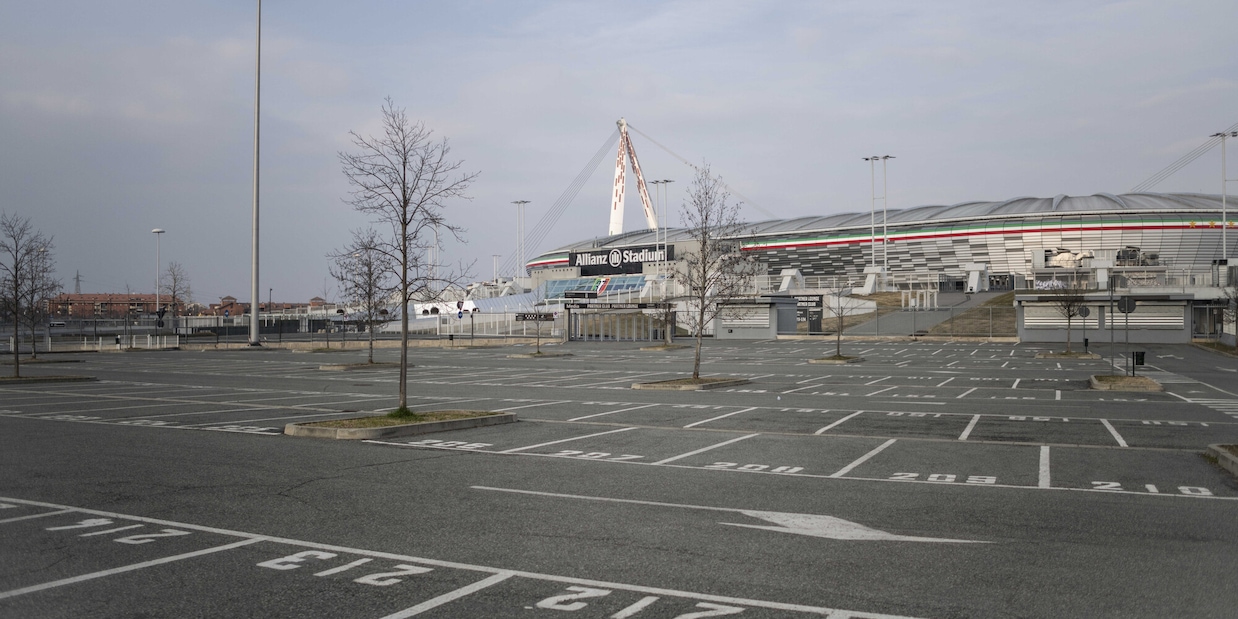 Juve, striscioni ultras contro la società fuori dall'Allianz