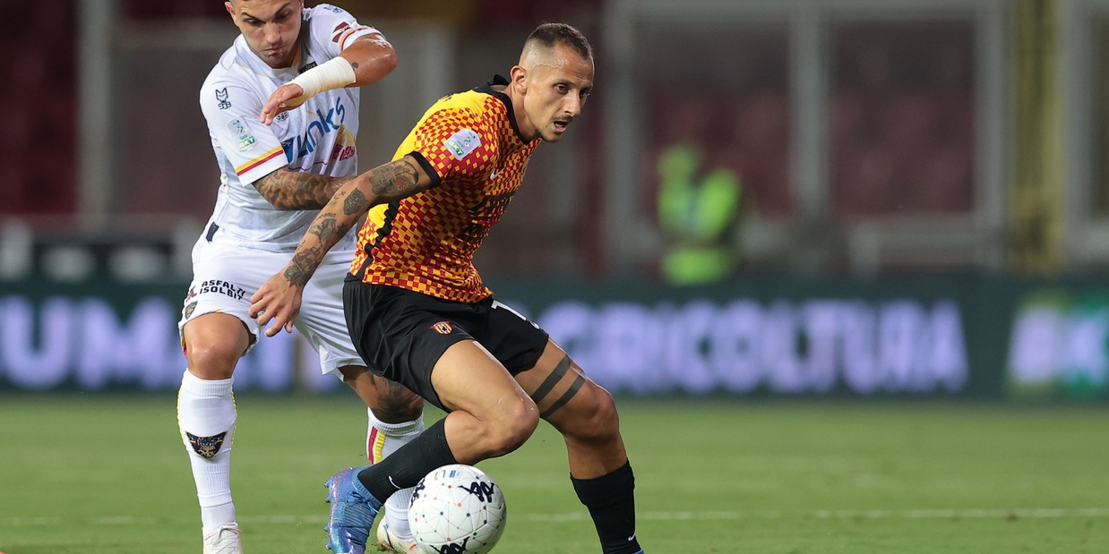 Serie B, Benevento-Lecce 0-0: il palo ferma Strefezza