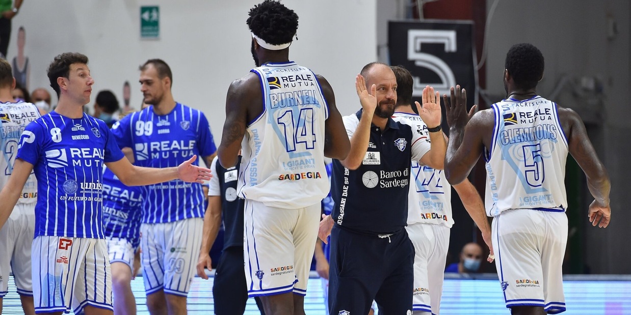 Supercoppa, Sassari cala il poker: Varese ko 77-61 Supercoppa, Sassari cala il poker: Varese ko 77-61