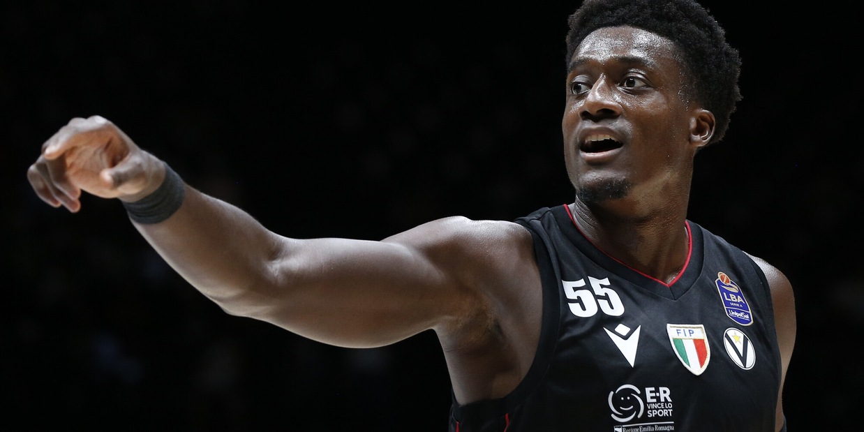 Virtus Bologna, si ferma Abass: infortunio al ginocchio