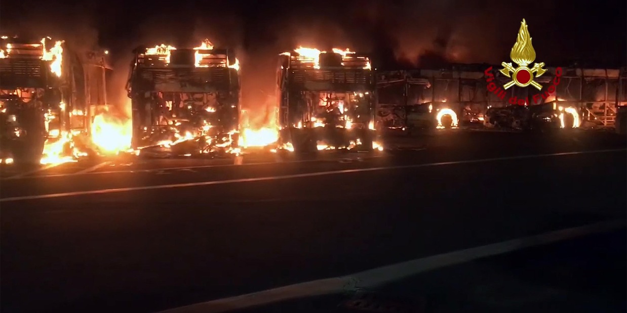 Roma, deposito Atac in fiamme: trenta bus distrutti