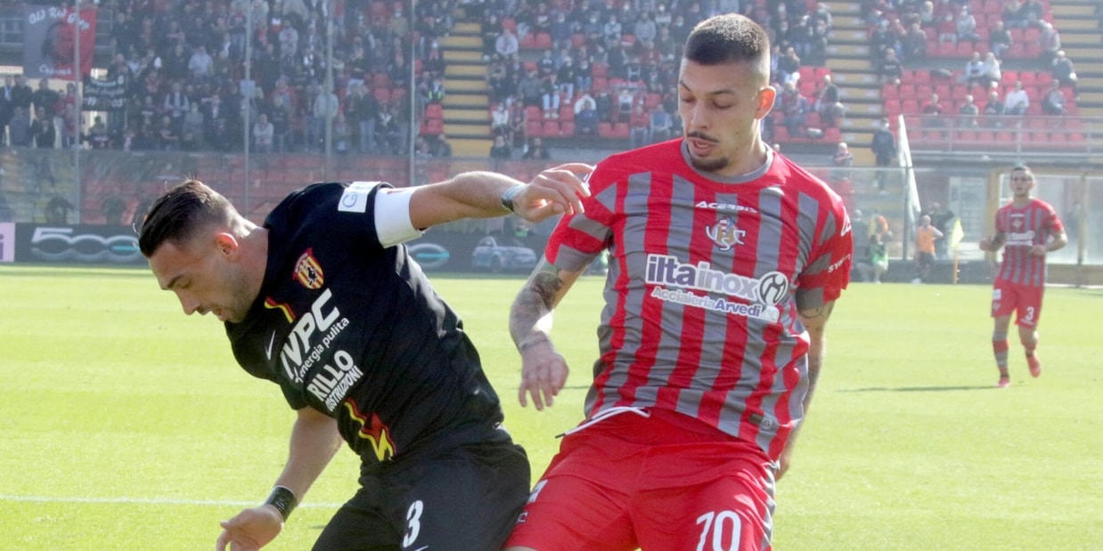 Serie B, il Benevento frena la rincorsa della Cremonese: è 1-1