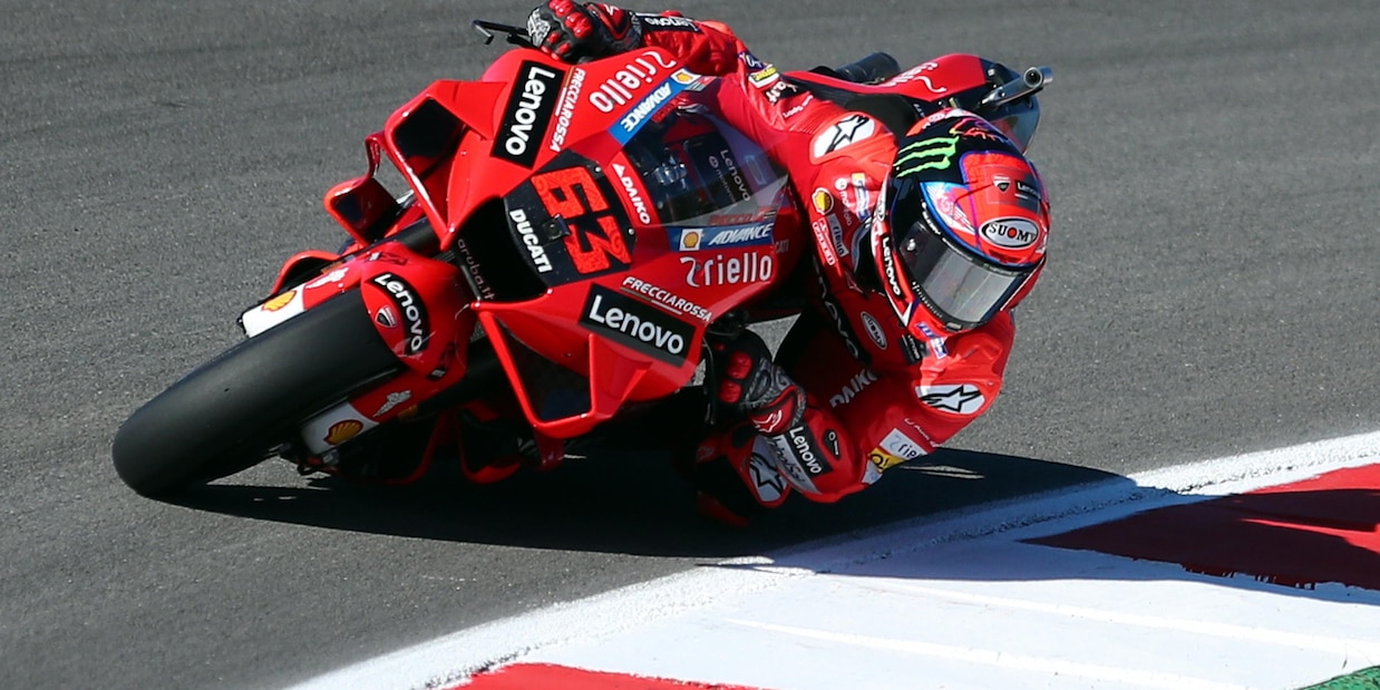 MotoGp, Gp Algarve: Pecco Bagnaia vince con la bandiera rossa, brutto incidente nel finale