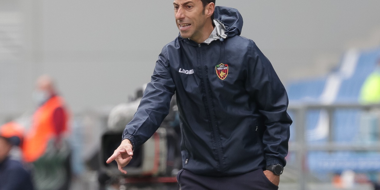Cosenza, al posto dell'esonerato Zaffaroni ecco Roberto Occhiuzzi