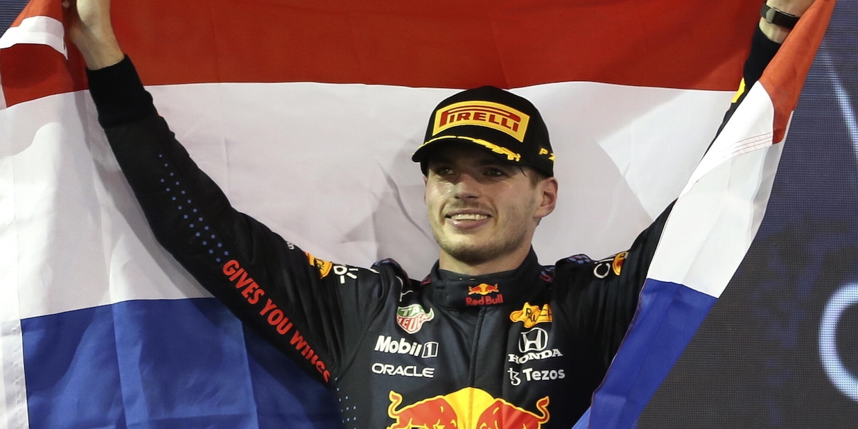 F1, Verstappen batte Hamilton ed è campione del mondo: pazzo finale ad Abu Dhabi