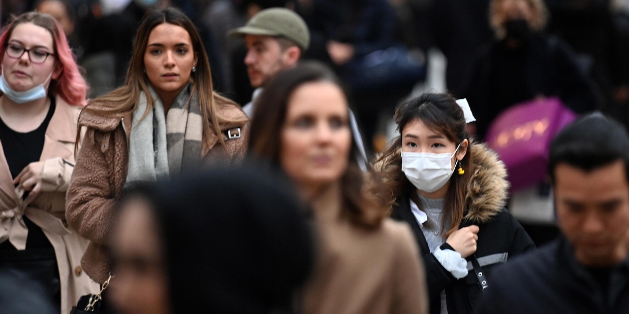 Omicron, Ecdc: "Vaccino non basta, servono nuove restrizioni"