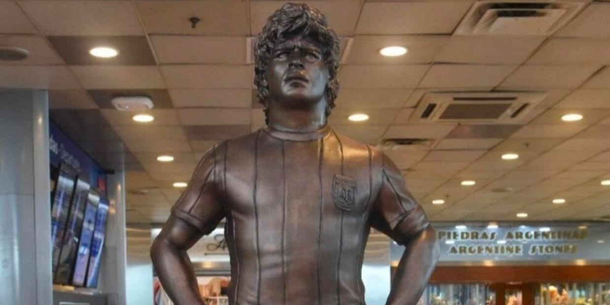 Maradona, inaugurata la statua all’aeroporto di Buenos Aires