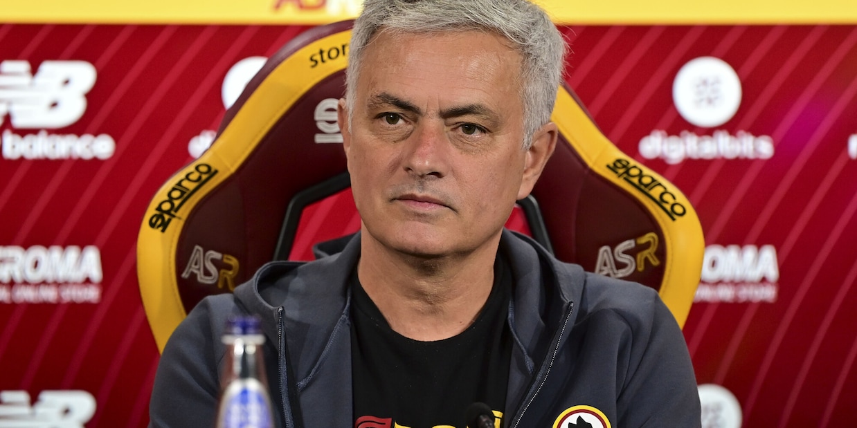 Mourinho: “Non potrò mai allenare la Lazio. Sarà un mercato di prestiti”