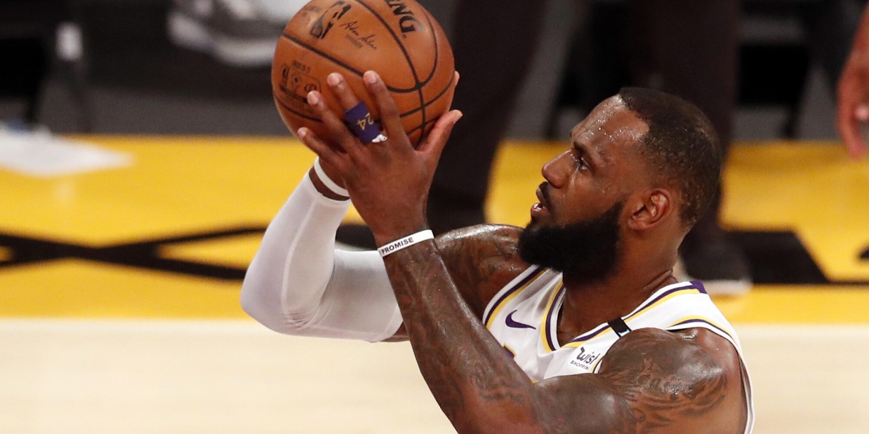 La frase del commentatore che ha fatto infuriare LeBron James