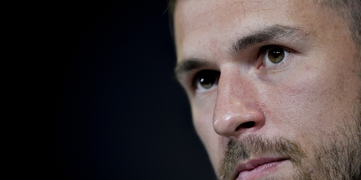 Ramsey segna nell’Old Firm, ma non basta e i tifosi s'infuriano