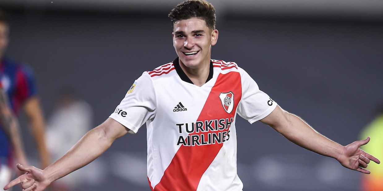 "Julián Álvarez, il Napoli sfida Atalanta e Nizza: affare da 50 milioni"