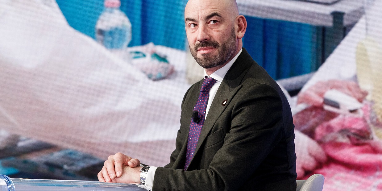 Bassetti contro le mascherine all'aperto: "Non servono"