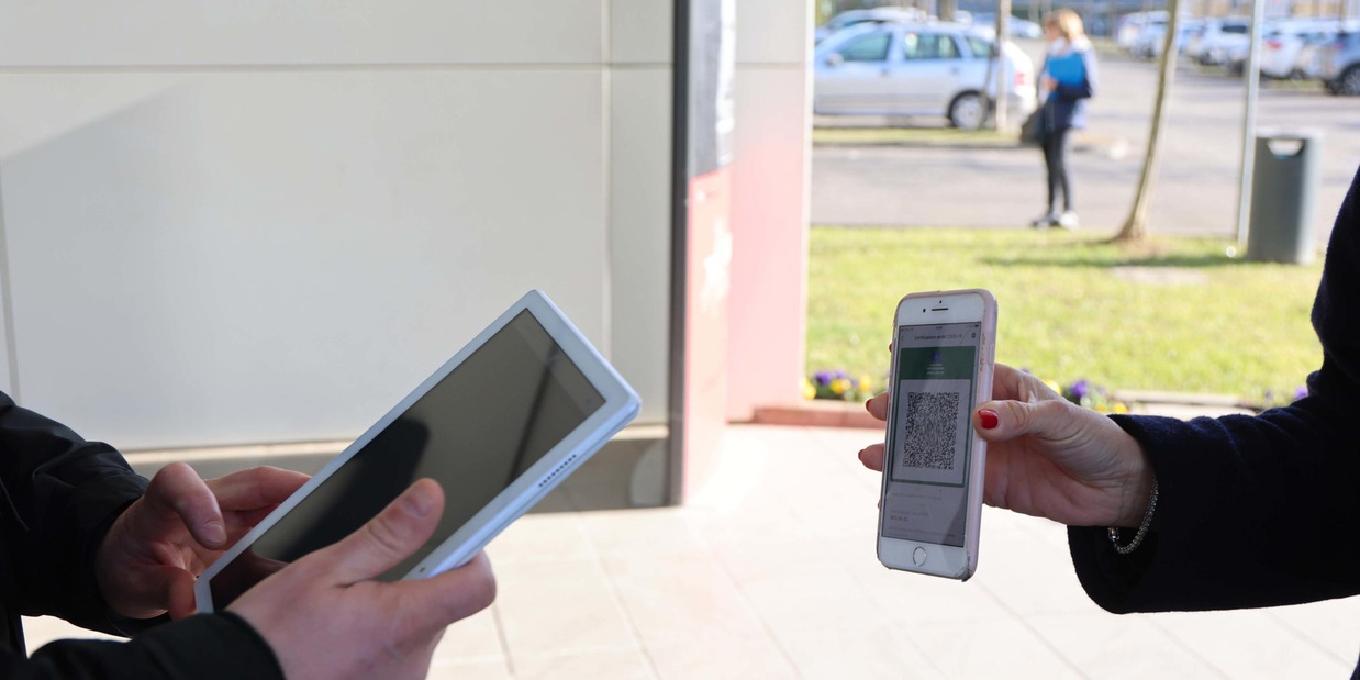 Senza Green Pass non può entrare in Comune: prende l'auto e sfonda il portone!