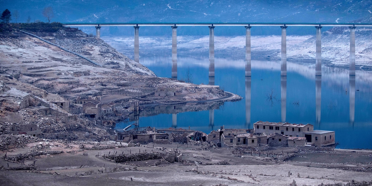 Siccità estrema: in Spagna riemerge un villaggio dal lago