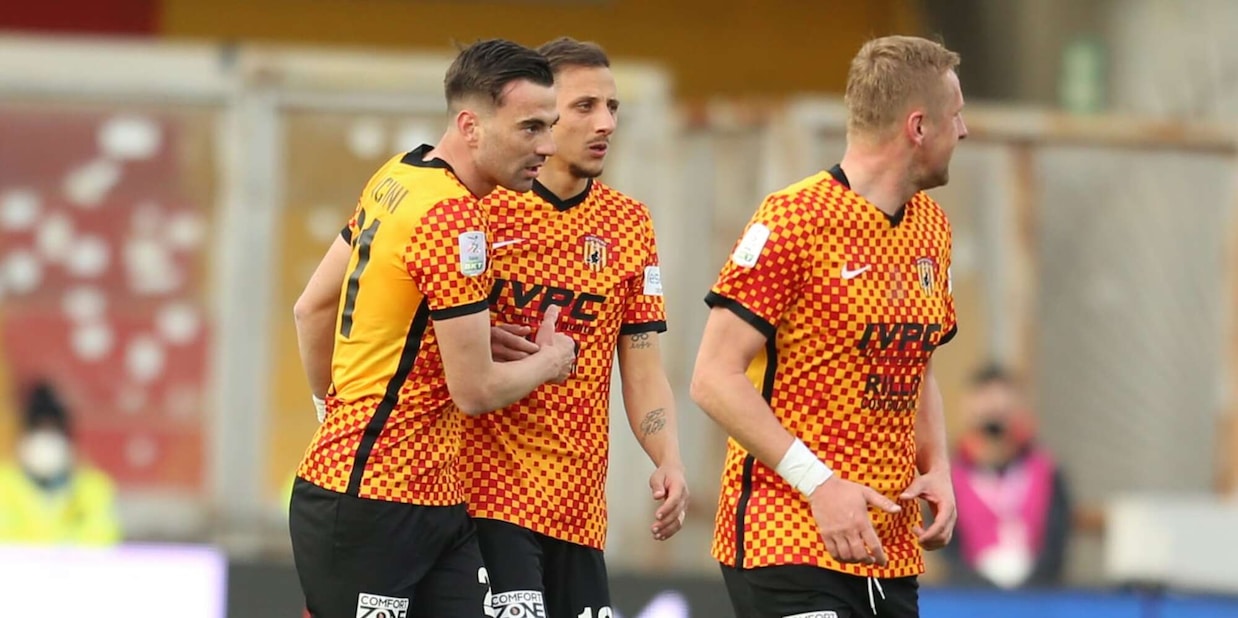 Il Benevento ringrazia Moncini e batte il Crotone. Ok Frosinone e Monza