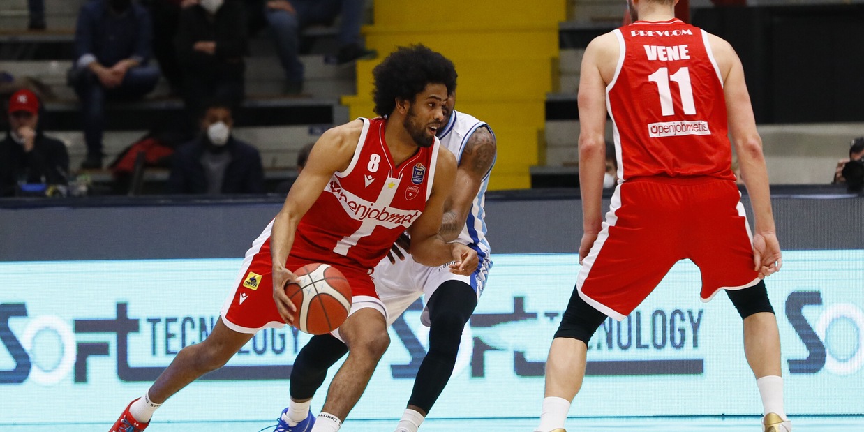 Serie A, Woldetensae guida Varese a Napoli: vittoria per 82-74