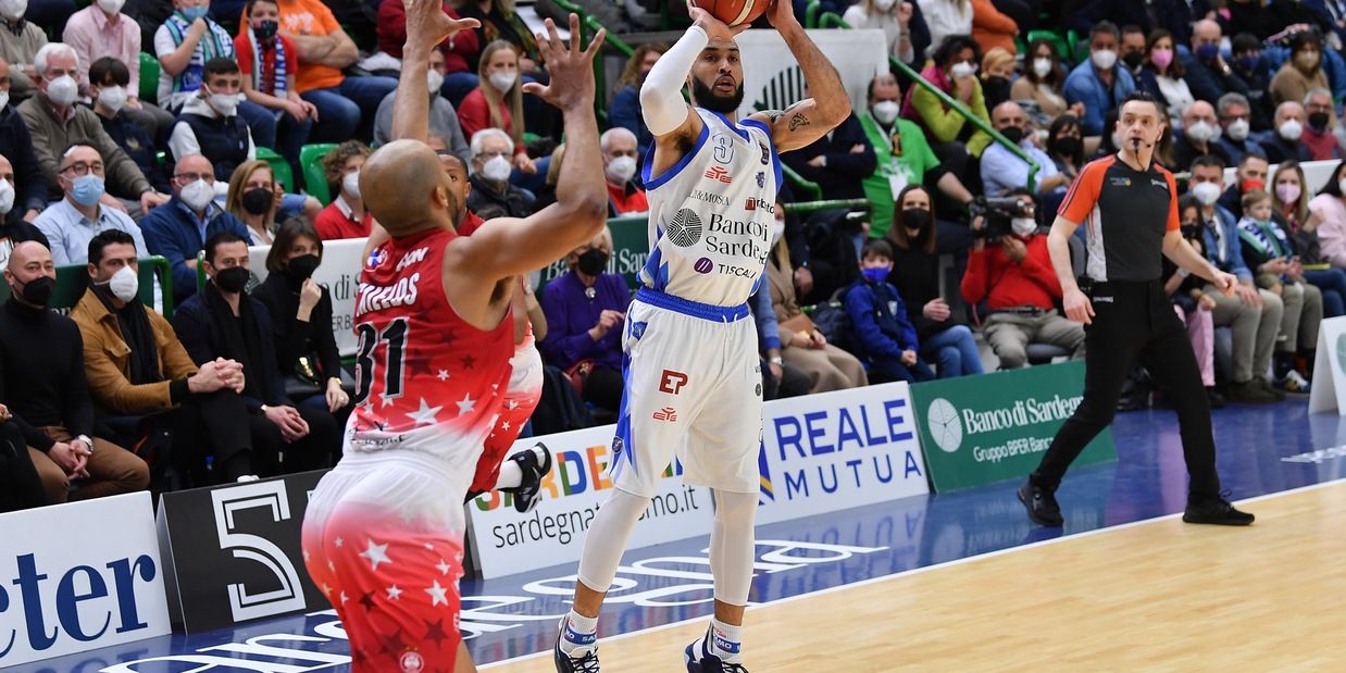 Robinson e Sassari beffano Milano all'ultimo secondo: Virtus in vetta